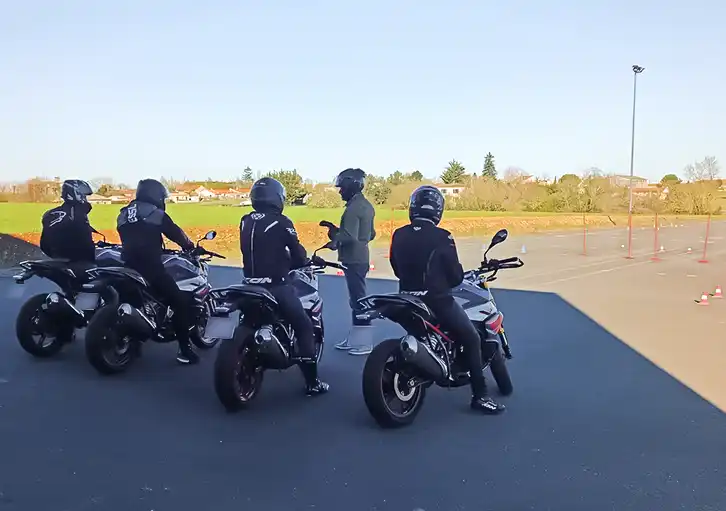 6 motards en formation sur la piste privée alain flant